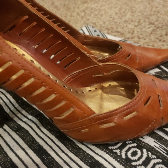 BCBG heels - Picture 4 of 5